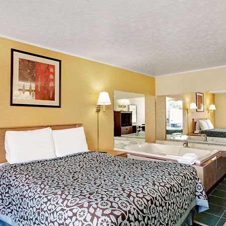 Days Inn By Wyndham Knoxville West Exterior photo